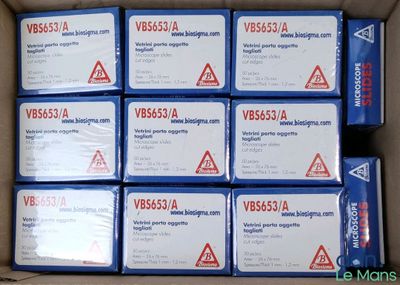 plusieurs boîtes contenant du matériel électronique bleu et blanc, rangées dans un carton