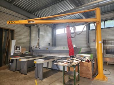 une photo d'un atelier d'usinage avec une grue au milieu de la pièce