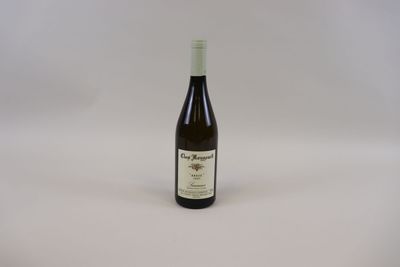 la bouteille de vin est posée sur la table, prête à être consommée