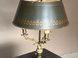 une lampe posée sur une table