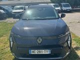 l'avant d'une voiture noire garée sur un parking