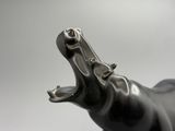 une statue représentant un hippopotame la gueule grande ouverte