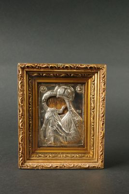 une image représentant un tableau dans un cadre doré, sur lequel figurent une femme et un enfant