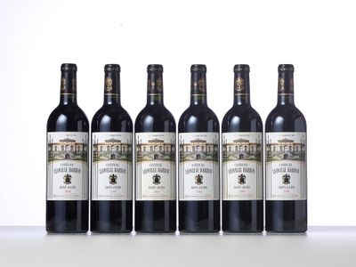 quatre bouteilles de vin sont alignées sur une table