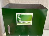 un gros plan d'une boîte métallique verte sur laquelle est collé un autocollant