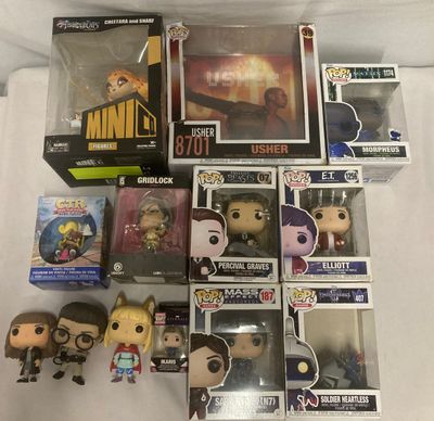 il y a plein de figurines Funko Pop en vinyle dans la boîte