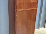 une armoire en bois posée sur un socle en métal