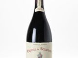 une bouteille de vin posée sur une table