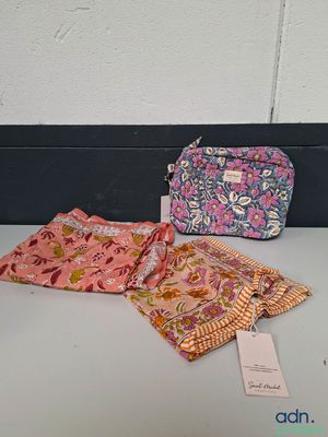 trois sacs de tissu posés les uns à côté des autres sur une table