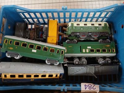 de nombreux petits trains dans un panier bleu posé sur une table