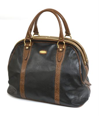 une image représentant un sac à main noir et marron sur fond blanc