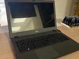 un ordinateur portable posé sur une table dans une pièce
