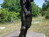 une statue représentant une femme debout sur une table