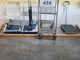 trois chariots à bagages au milieu d'une pièce