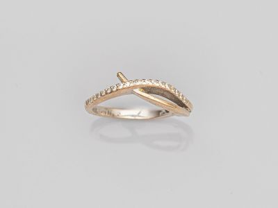 une bague en or avec des diamants sur fond blanc