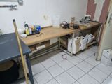 une pièce dans laquelle se trouve une table sur laquelle sont posés de nombreux objets