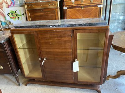 une armoire en bois avec des portes vitrées et un plateau en marbre