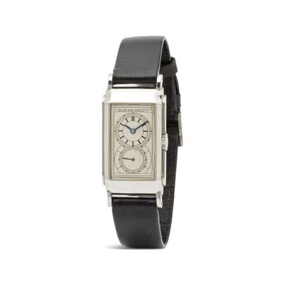 gros plan d'une montre-bracelet sur fond blanc