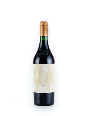 une bouteille de vin rouge posée sur une table blanche