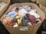 une boîte en carton remplie de vêtements et d'autres objets