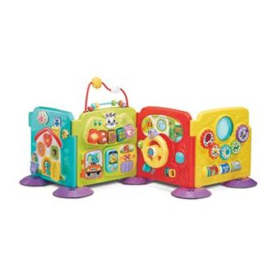 un gros plan sur un coin de jeux pour bébé avec des jouets dessus