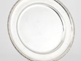 un plateau d'argent antique sur un support sur fond blanc