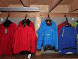 de nombreuses vestes suspendues à un portant dans une pièce