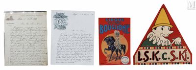 une photo d'une collection de livres anciens exposés