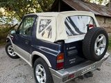 une photo d'un SUV bleu garé dans une allée