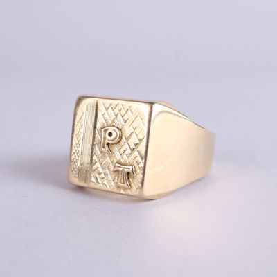 une image représentant une bague en or ornée d'un symbole maçonnique