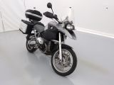 une moto garée dans une pièce aux murs blancs