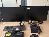 deux écrans d'ordinateur et une souris posés sur un bureau