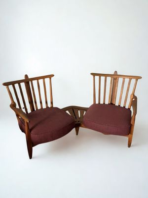 deux chaises placées l'une à côté de l'autre sur une surface blanche