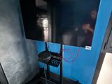 un téléviseur à écran plat sur un support dans le coin d'une pièce