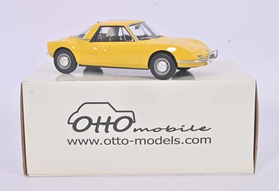 une petite voiture jaune posée sur une boîte