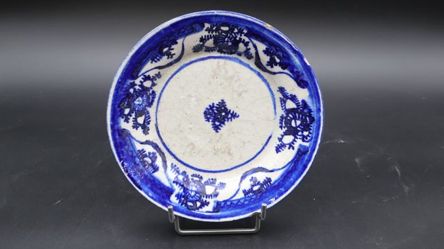 IRAN-KADJAR. Coupe en céramique émaillée bleu sur fond blanc. Egr...