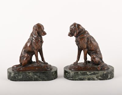 paire de serre-livres en bronze représentant des chiens, sur des socles en marbre