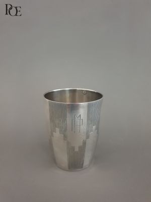 l'image d'une coupe en argent posée sur une table