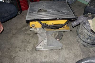 une scie circulaire posée sur une table dans un garage