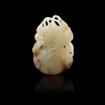 une photo d'une figurine en jade blanc posée sur une surface noire