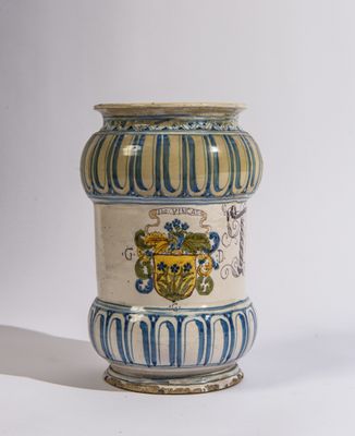 un vase bleu et blanc orné d'un blason