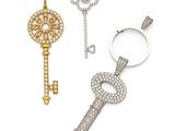 trois pendentifs en forme de clé sertis de diamants et un porte-clés en forme de clé serti de diamants