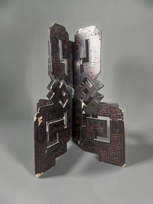 un petit livre en bois orné d'un motif