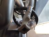 un gros plan d'une machine à laquelle est raccordé un tuyau
