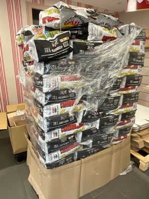 une grande pile de cartons de nourriture posée sur une table