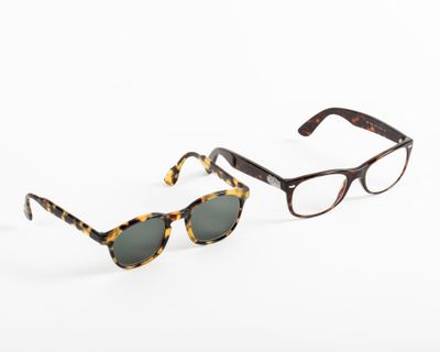 une paire de lunettes de soleil à monture écaille sur fond blanc