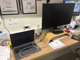 un bureau sur lequel se trouvent un ordinateur portable et un moniteur