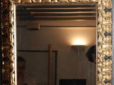 un miroir accroché au mur au-dessus d'un lavabo