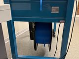 une machine bleue posée sur le sol