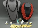 deux colliers et un collier posé sur un présentoir pour mannequin